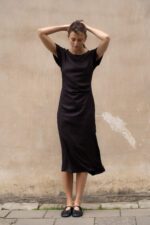 Prosta czekoladowobrązowa sukienka midi