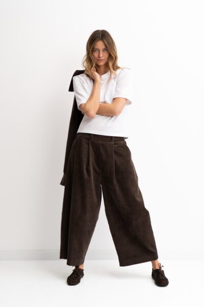 Brązowe sztruksy w przeszyciami